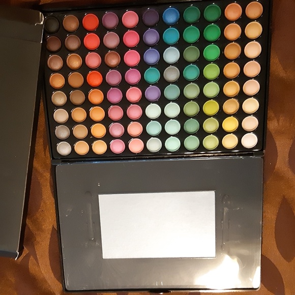 Never used vibrant eye shadow set with box - Picture 3 of 3